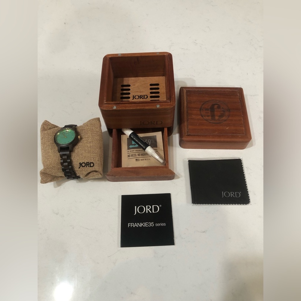 NEW Jord watch with a humidifier box